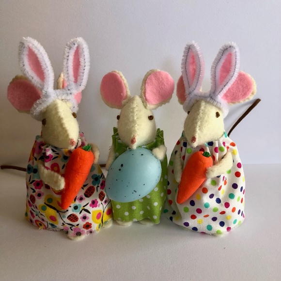 Fun hand-sewn felt Mouse holding a Blue Egg hand made spring - Picture 6 of 6